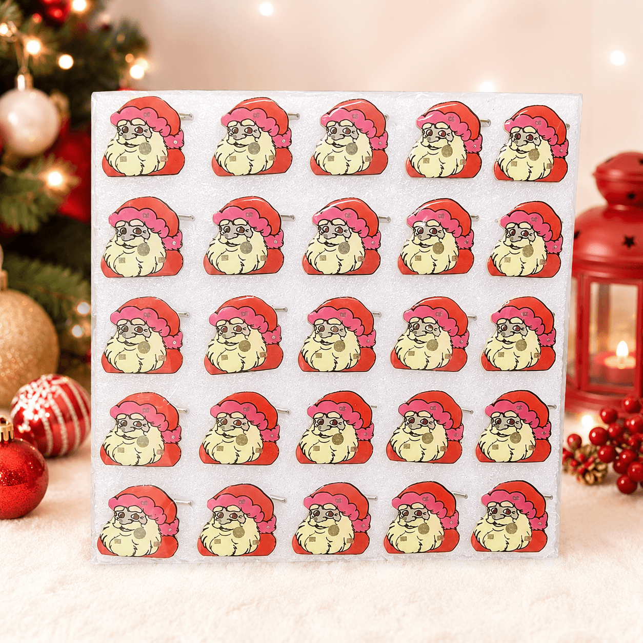 Pin de luz papá noel con gorro rosado y rojo con luz x 25 unidades
