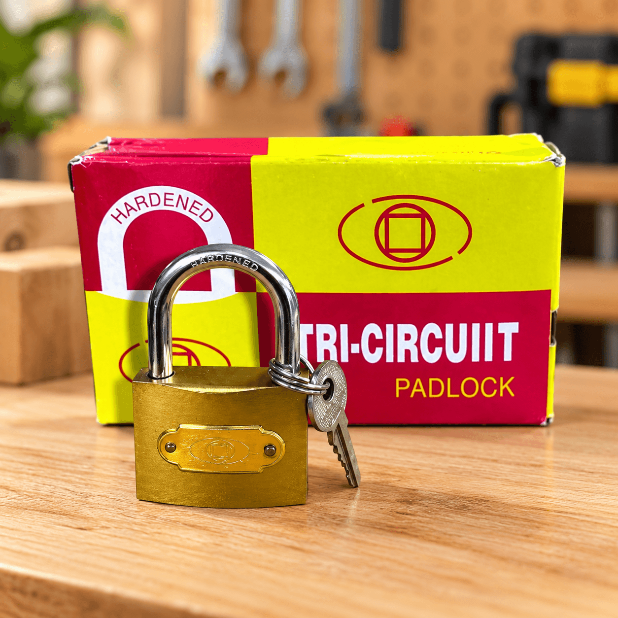 Candado Tri-Circuiit Dorado con Arco Plateado y Llave