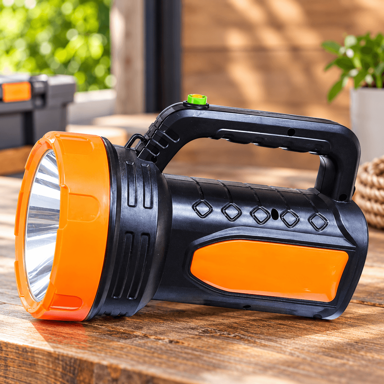 Linterna Recargable Tipo Reflector Negra y Naranja con Manija